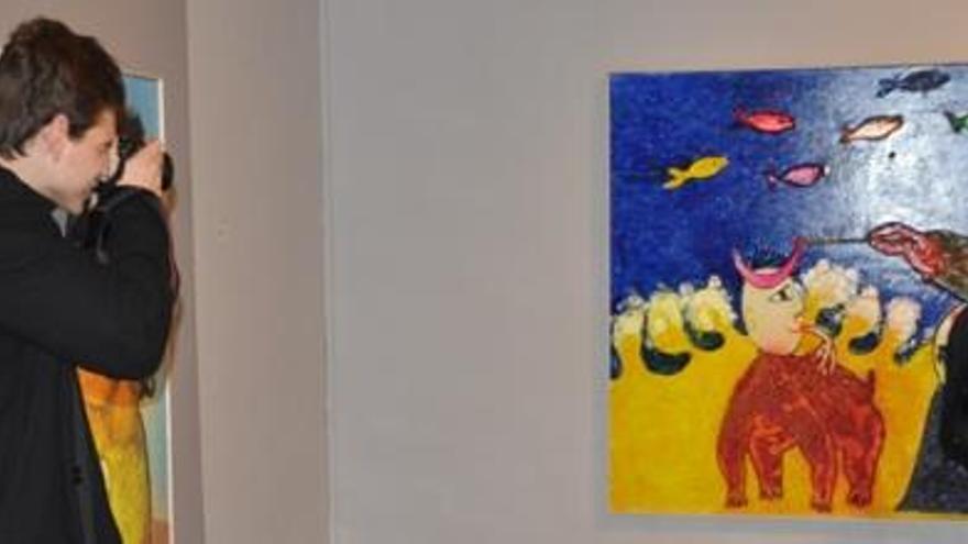 Dos espectadores observan las obras de Ripollés en la galería Efe Serrano de Cieza.