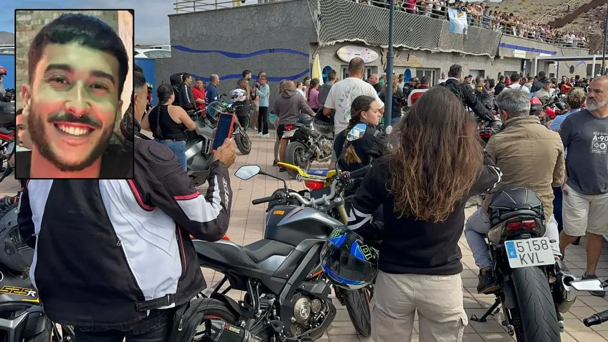 Cientos de moteros, surferos y taxistas lanzan en la playa de el Burrero de ingenio el último beso al cielo a Aitor