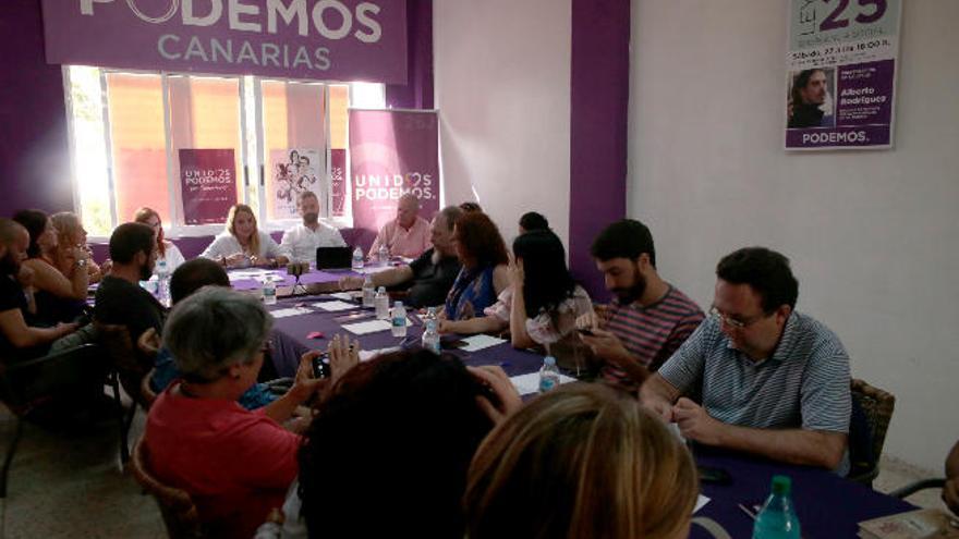 Reunión celebrada ayer del primer Consejo Ciudadano de Podemos en Canarias, con Noemí Santana al fondo.