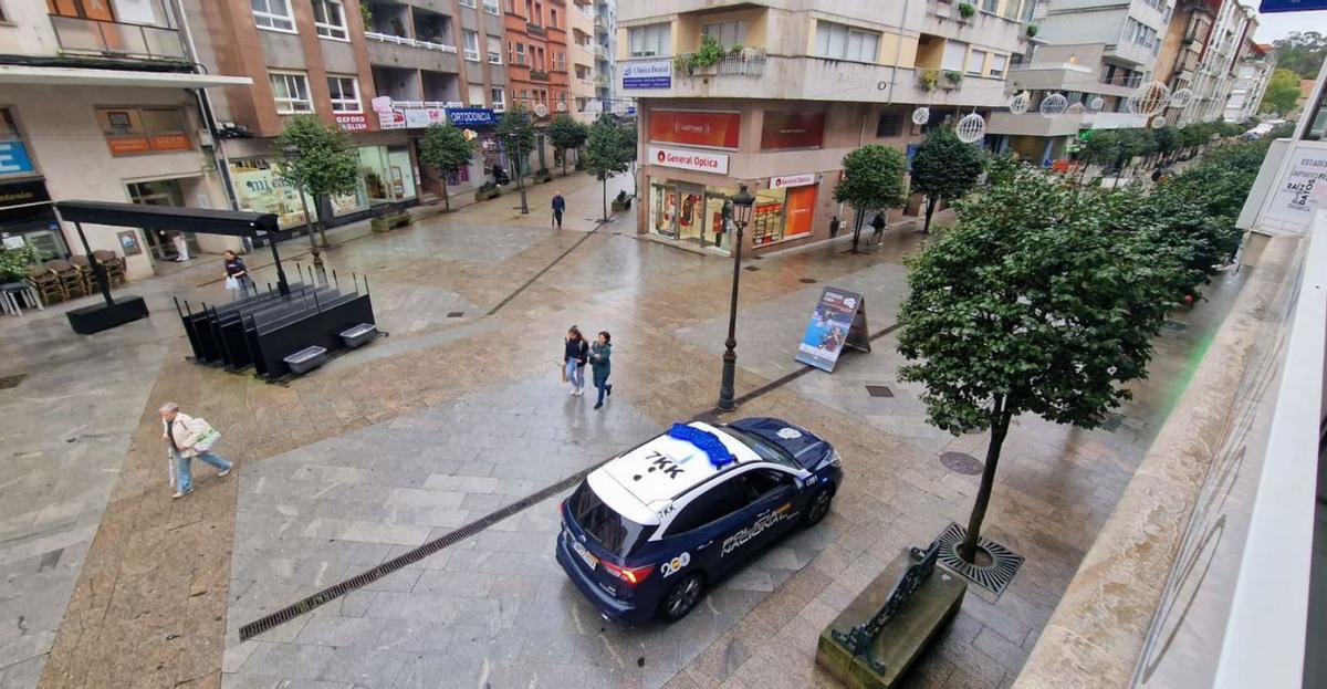 Un vehículo policial accediendo a la calle de Castelao, ayer. |   //  M. MÉNDEZ
