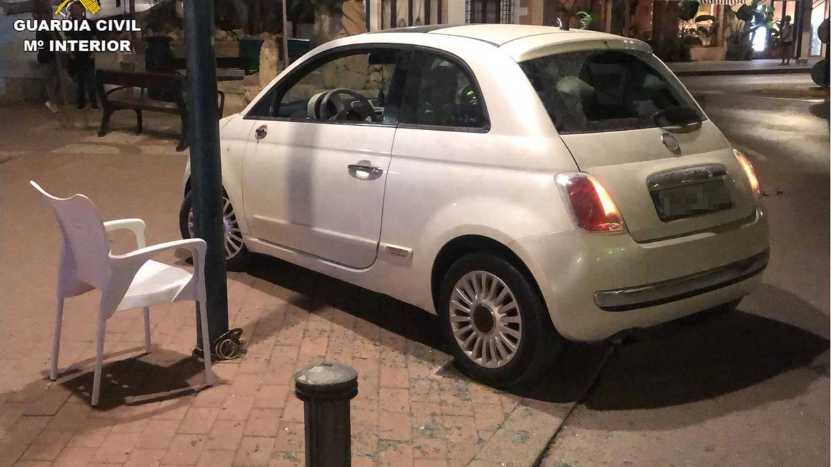 El coche que el conductor estrelló en la terraza del bar del puerto de Xàbia