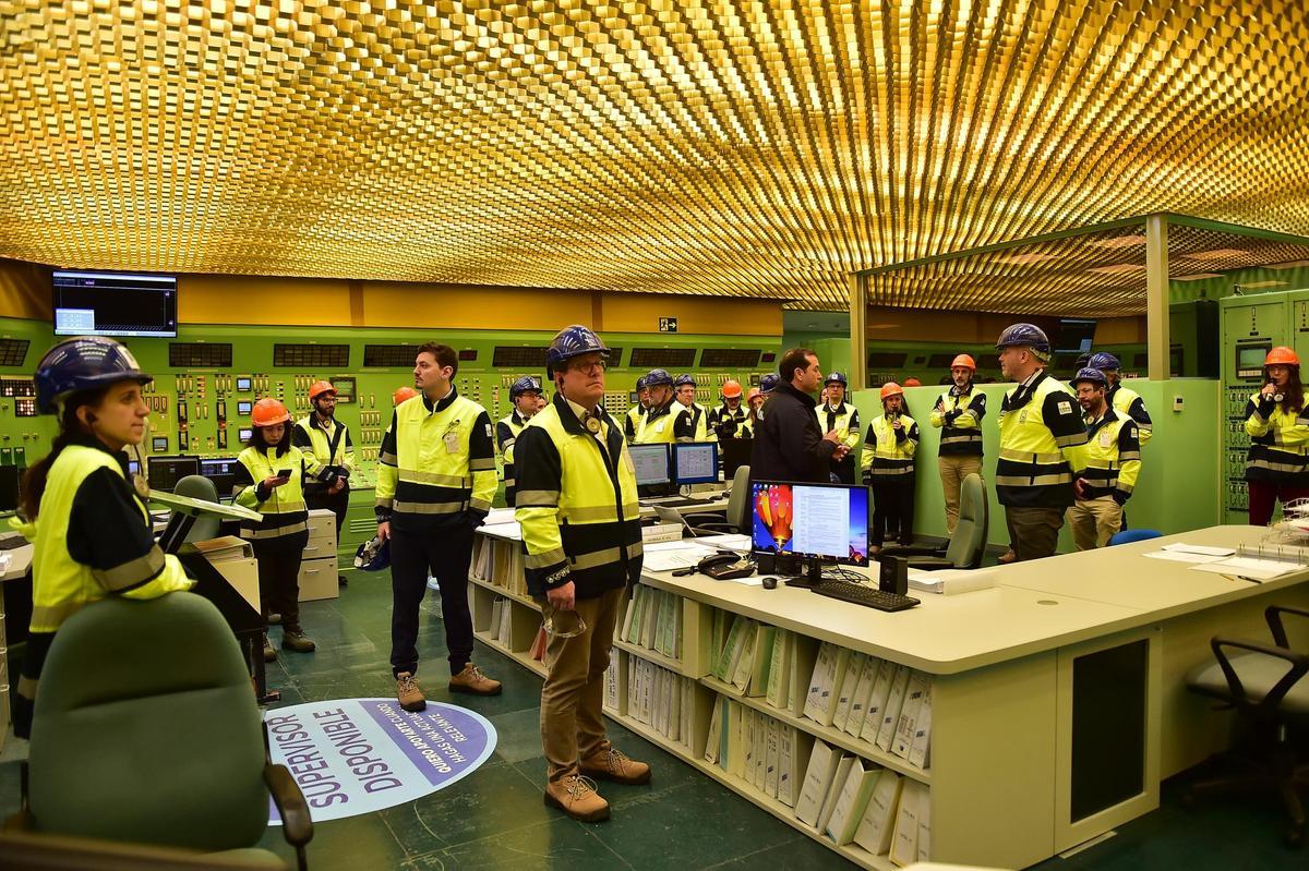 Eurodiputados de la delegación de la Comisión de Peticiones, durante su visita a la central, ayer.