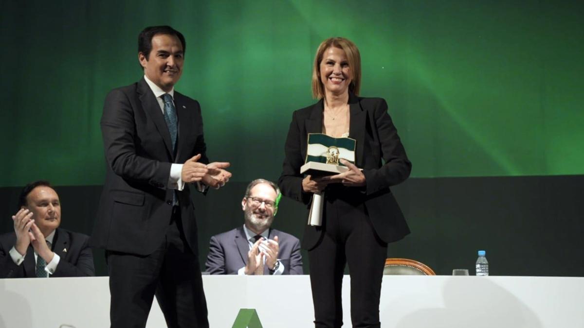 Ángela Amate Romero, presidenta de Futuro Singular Córodoba, y el consejero de Justicia, José Antonio Nieto.