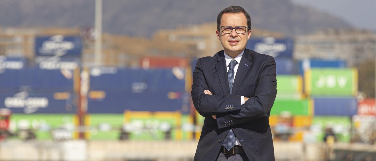 El nuevo presidente del Puerto, Julián López, en la actual terminal de contenedores