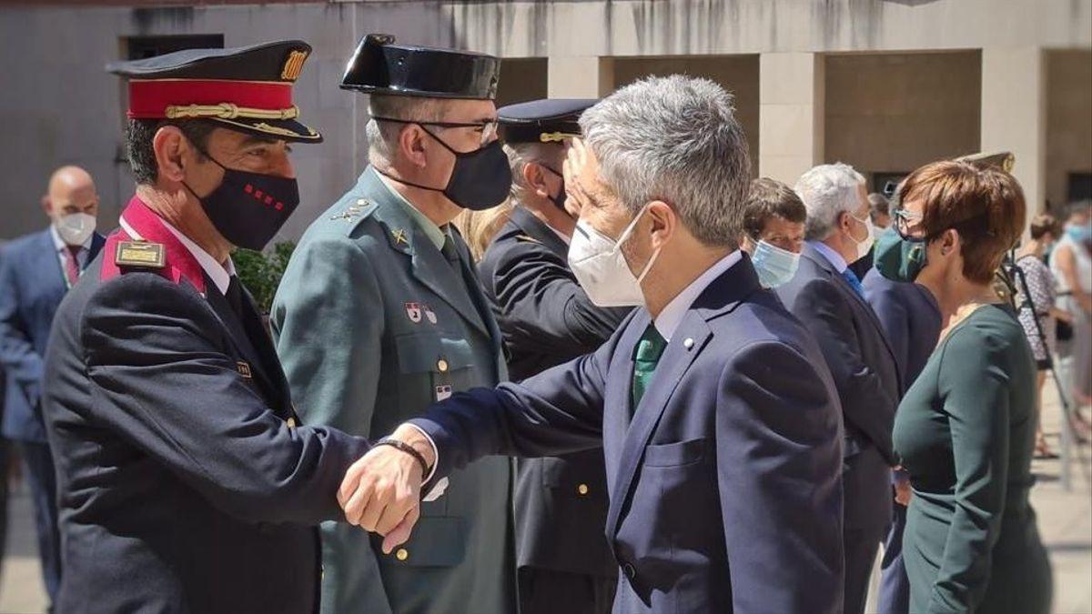 El ministre Marlaska saludant Trapero en la presa de possessió del nou general de la Guardia Civil a Catalunya, Tovar Jover