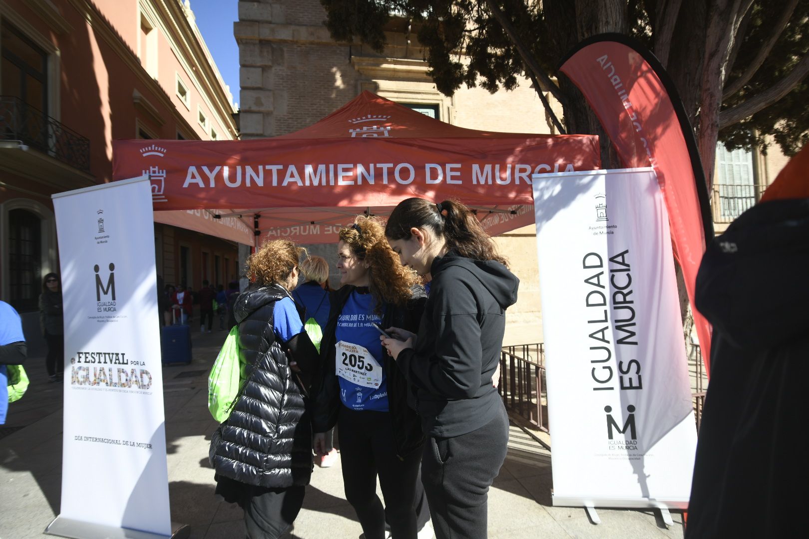 Imágenes de ambiente de la Carrera de la Mujer de Murcia