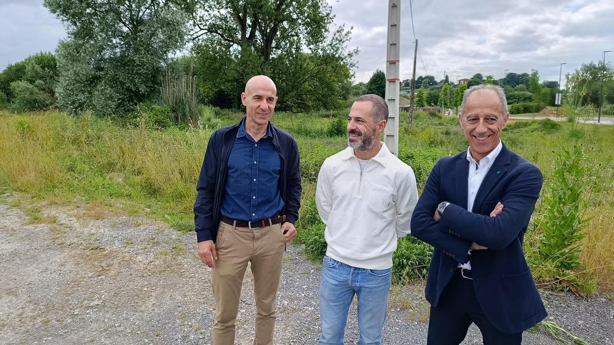 Por la izquierda, Virginio Ramírez, Ángel García y Jesús Abad, en la parcela donde se ubicará el nuevo centro de escalada de Lugones.