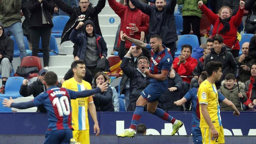 Rubén Vezo festeja su primer gol con el Levante UD frente al Espanyol en el Ciutat de València.