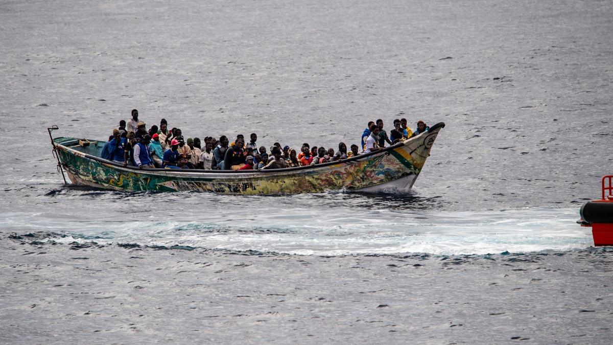 Un cayuco con 73 personas, antes de llegar al muelle de La Restinga, a 24 de octubre de 2025, en la isla de El Hierro, Islas Canarias (España). Un cayuco con 73 hombres llegó al mediodía al muelle de La Restinga, en El Hierro. Fueron atendidos por Cruz Ro