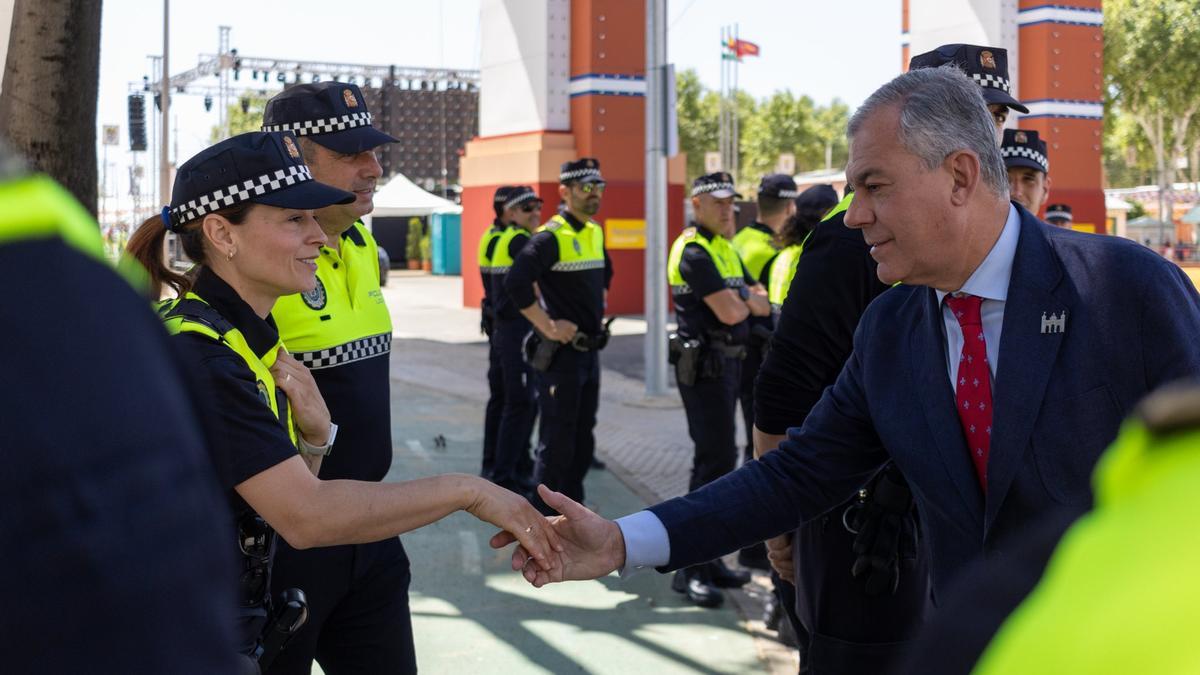 José Luis Sanz saludando a agentes de la Policía Local en el Real.