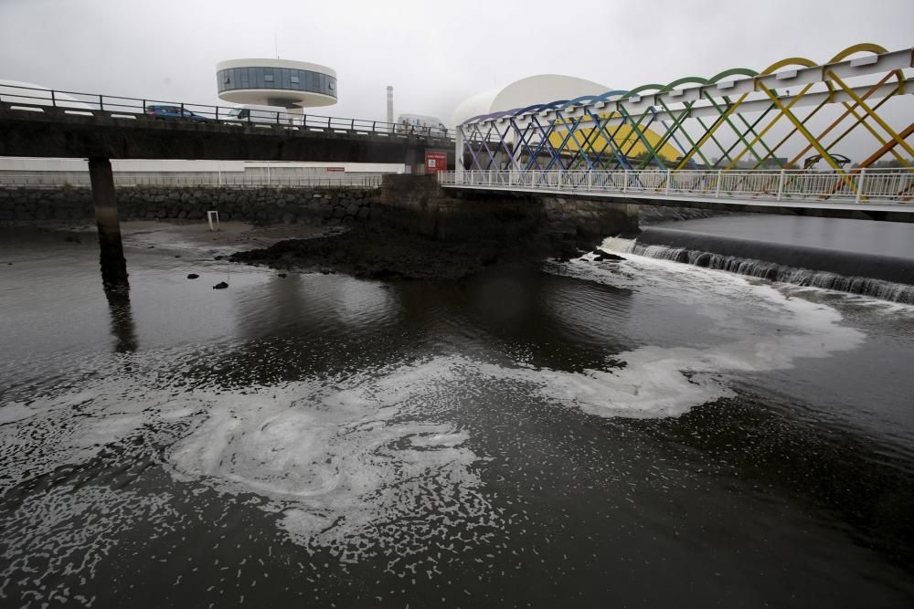 Vertido en la ría de Avilés