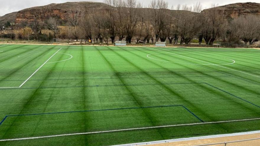 La instalación del nuevo terreno de juego está en su recta final. | SERVICIO ESPECIAL