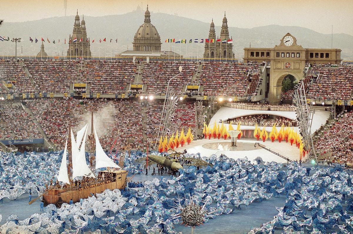 Un barco navega por el Estadio Olímpico de Barcelona el día de la inauguración de los Juegos Olímpicos, el 25 de julio de 1992