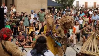 La singular banda irlandesa de las máscaras de paja que recorrerá cuatro pueblos de Cáceres
