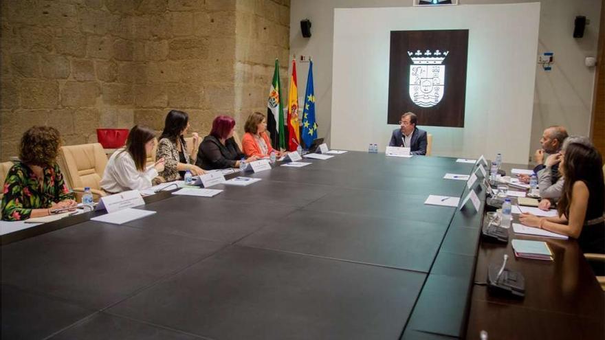 Las nóminas de los empleados públicos de Extremadura subirán un 0,25 % a partir de julio