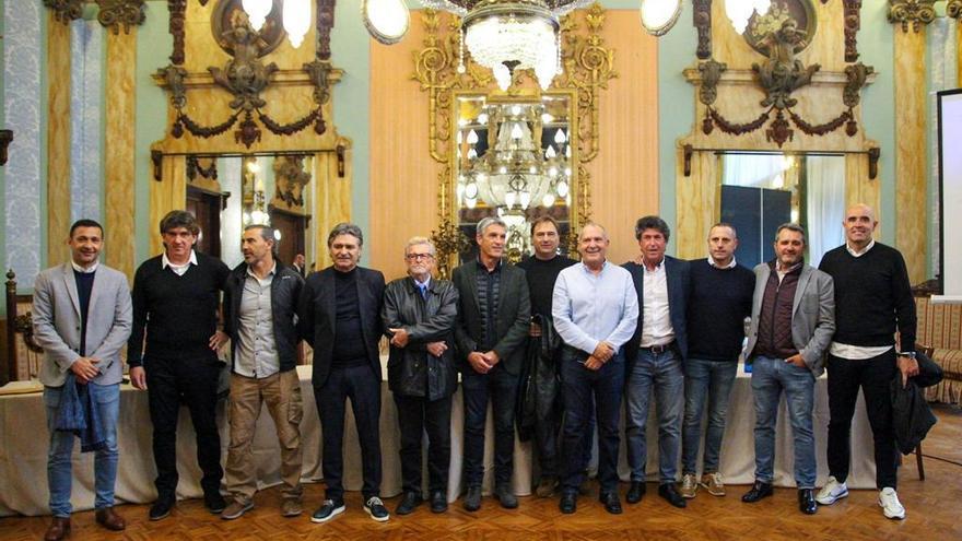 De izquierda a derecha, Ivars, Lledó, Alfaro, Paquito, Joaquín Galán Ruiz  (presidente del Casino), David de la Hera, Marí, Manolo Jiménez, Sigüenza, Varela, Palomino y Valerio.