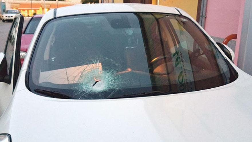 Rompen el parabrisas de un coche al tirarle una piedra desde un puente