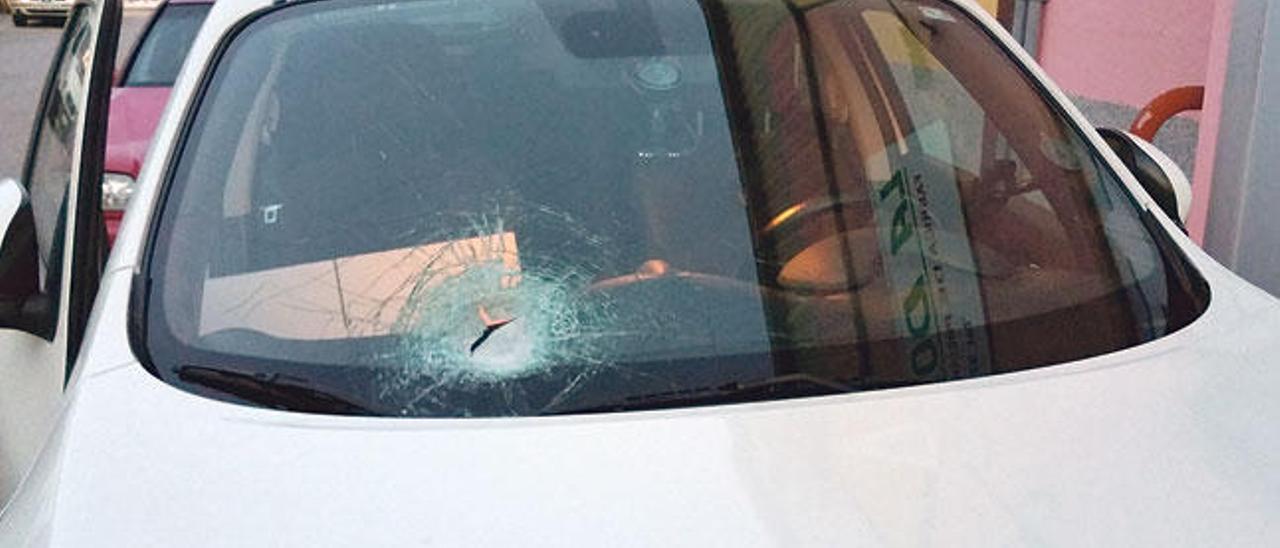 Cristal del parabrisas del coche roto tras el impacto de una piedra en la autovía de Inca.