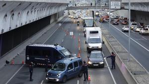 Control de movilidad de los Mossos en la Gran Vía de Barcelona.