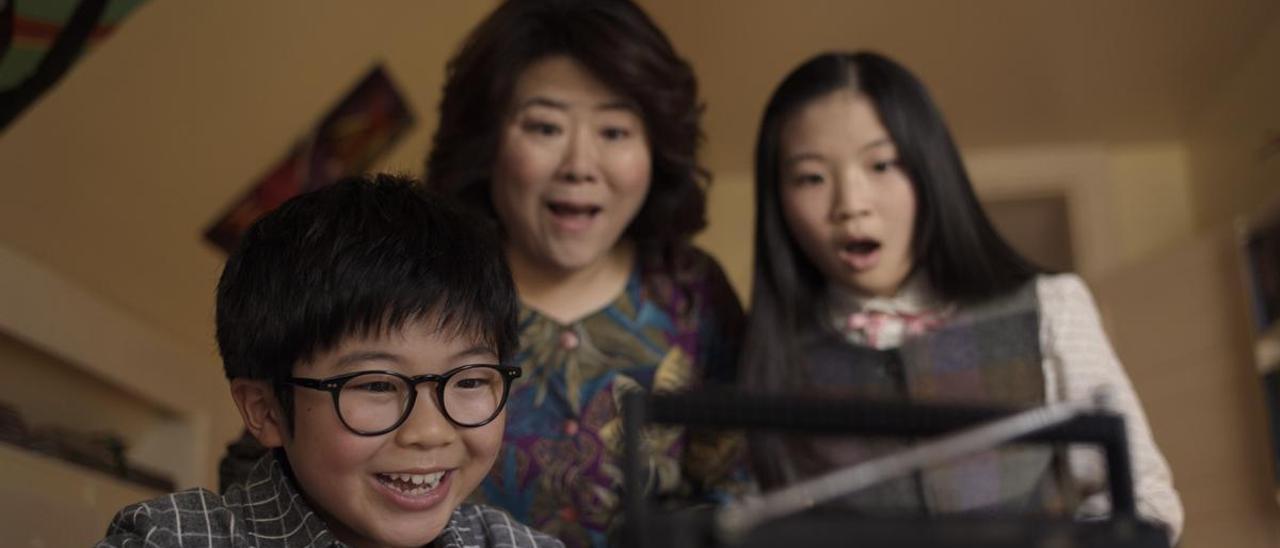 El pequeño Luke Song (Alan S. Kim, de ’Minari’) y familia en el episodio inaugural de la nueva temporada de ’Little America’.