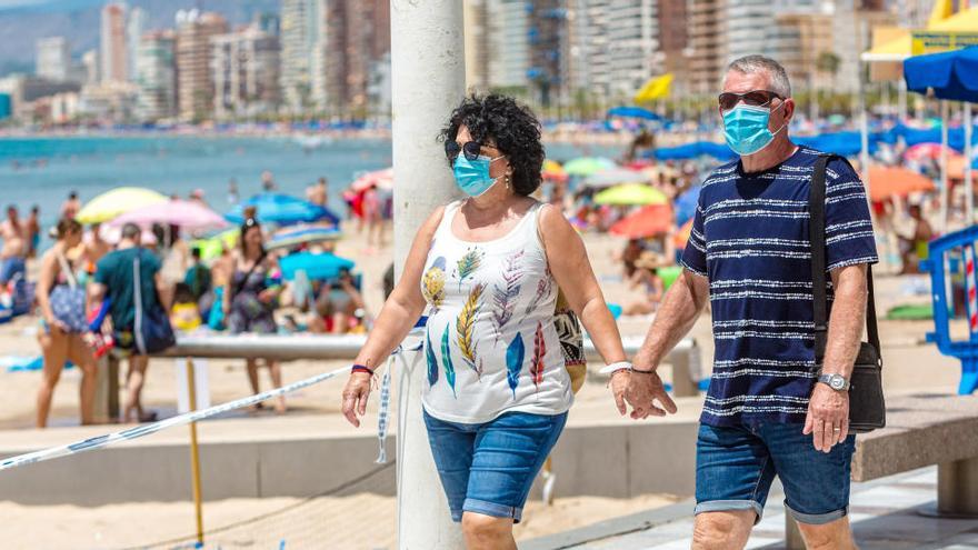 Una pareja pasea por el paseo de Levante de Benidorm