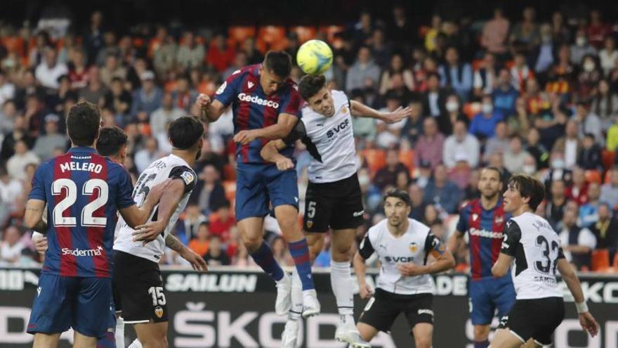 Fútbol y poder territorial: el corredor mediterráneo golea en la España de los estadios