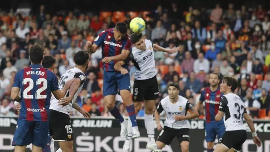 Fútbol y poder territorial: el corredor mediterráneo golea en la España de los estadios
