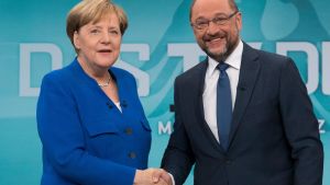 La conservadora Angela Merkel y el socialdemócrata Martin Schulz, que integrarían una gran coalición, durante un debate electoral en septiembre de 2017.