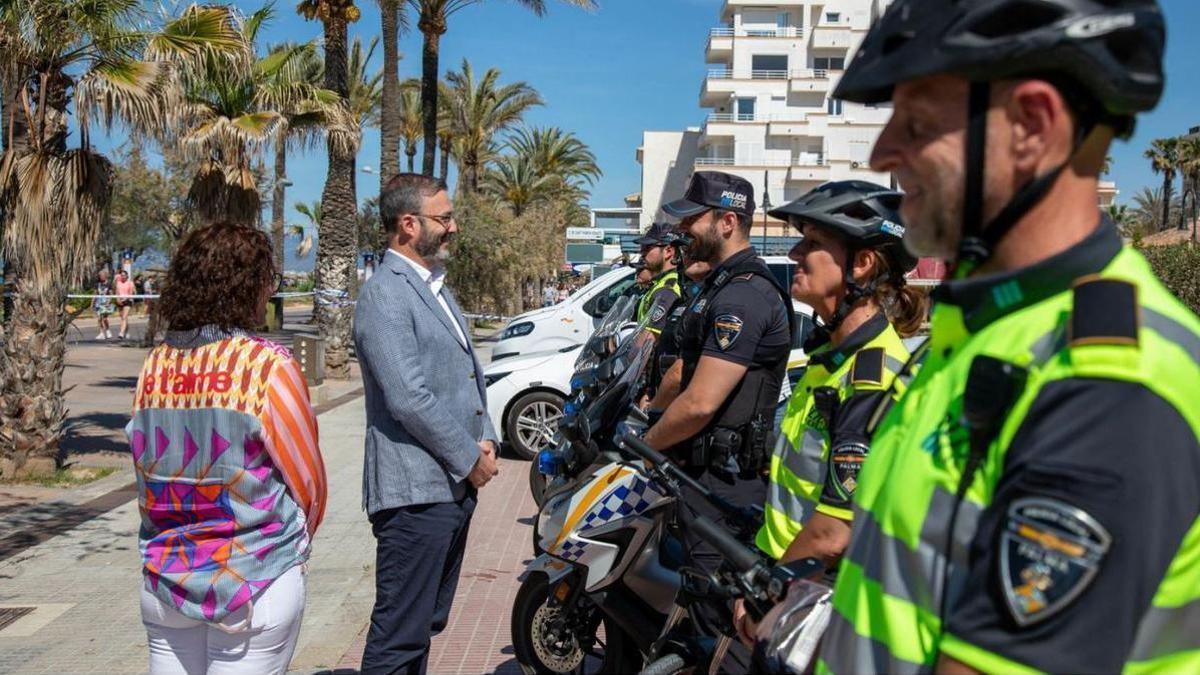 Palmas Bürgermeister José Hila begrüßt mit der Stadträtin Joana Adrover die Ortspolizisten an der Playa de Palma.