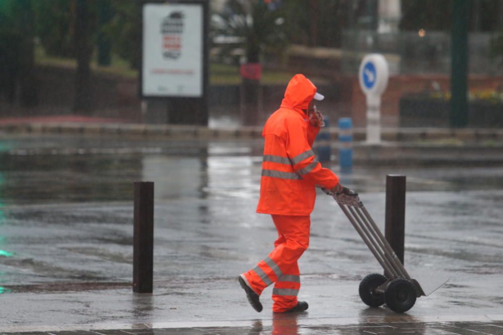 La borrasca Emma se sigue dejando sentir en Málaga durante la jornada del viernes. La alerta por fuertes precipitaciones sigue activa hasta las seis de la tarde.