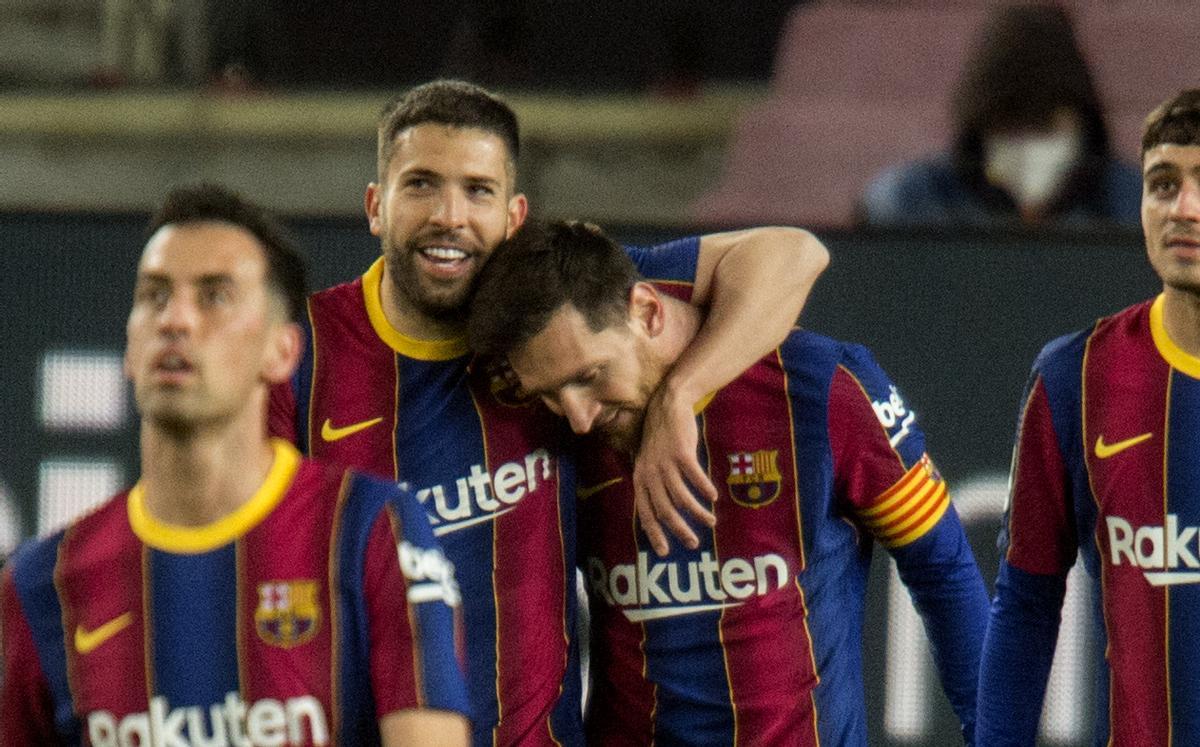 Alba felicita a Messi tras marcar el 1-0 al Huesca en el Camp Nou.