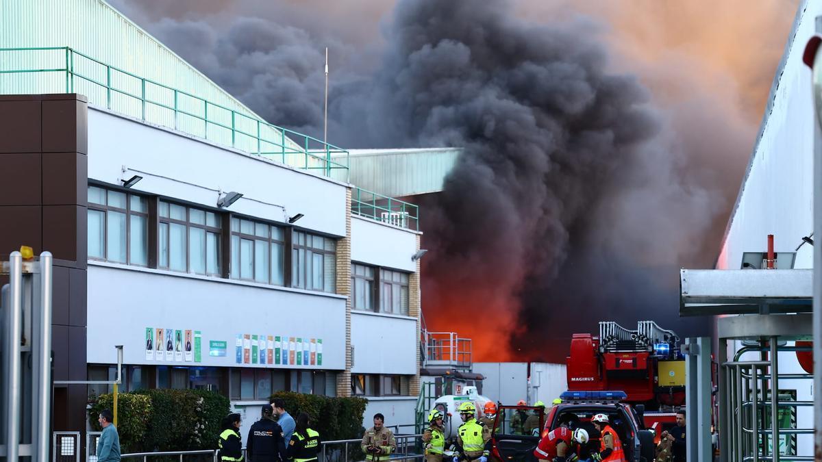 Incendio en la fábrica de Saica en Zaragoza