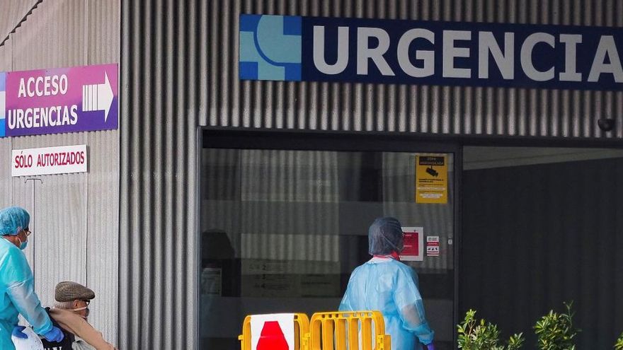 Un hombre accede a las Urgencias del Hospital Clínico de Valladolid.