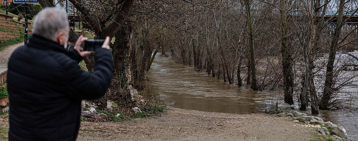 Un ciudadano fotografía uno de los caminos cortados por la crecida. | Emilio Fraile