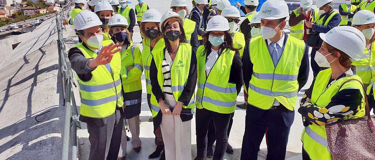 Caballero, Vázquez, Silva, Pardo de Vera y Caride, ayer, durante la visita a las obras de Vialia. |   // FOTOS: MARTA G. BREA