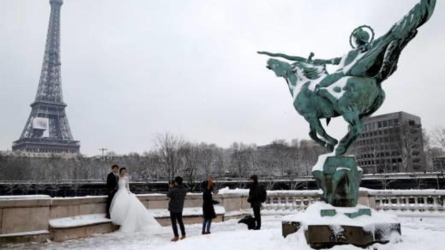 Imatges de postal i col·lapses de trànsit en un París sota la neu