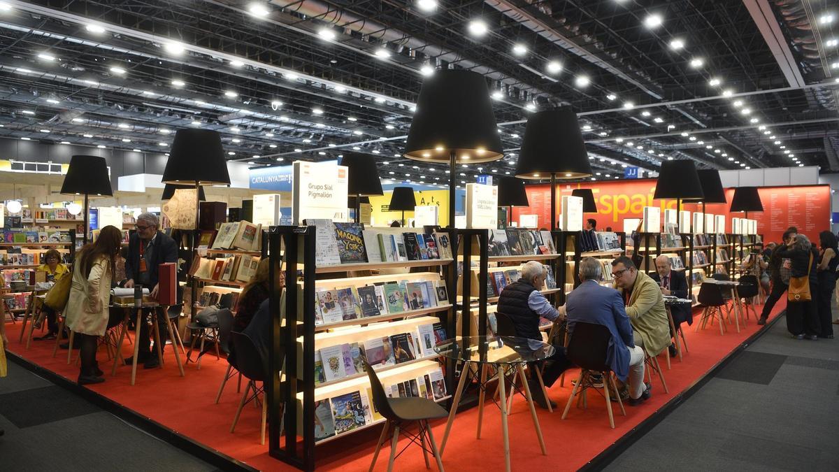 Editorials de tota Espanya es reuneixen amb actors del llibre llatinoamericans.