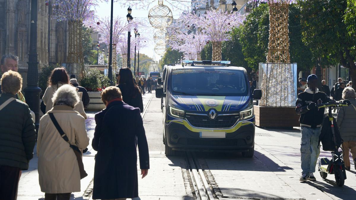 Imagen de agentes de la Policía Local de Sevilla de servicio tras activarse el Plan de Emergencia Nivel 1.