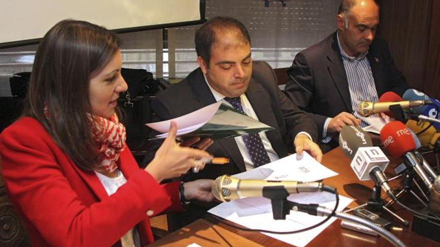 El presidente nacional de ATA, Lorenzo Amor (centro), durante la rueda de prensa.