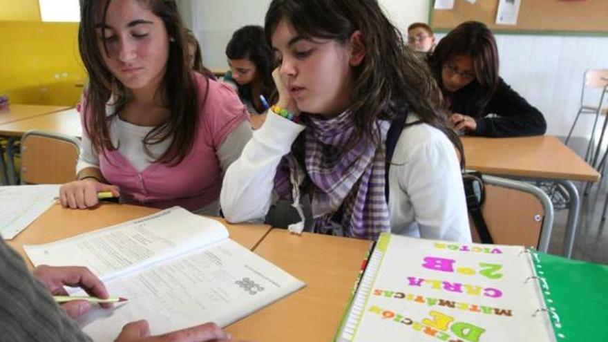 Alumnas de uno de los institutos de la provincia en una clase de horario extra para el refuerzo de Matemáticas .