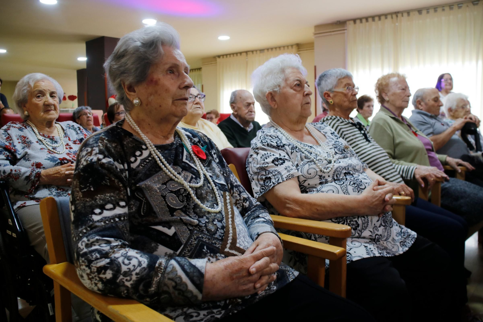 Usuaris de la residència de Ripoll durant la projecció