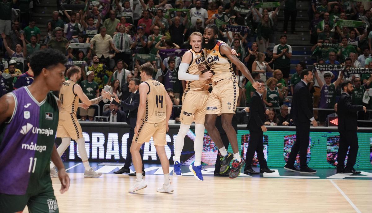 Ludde Hakanson y Howard San-Roos, del UCAM Murcia CB, celebrando la victoria en Málaga que otorga el pase a la final.