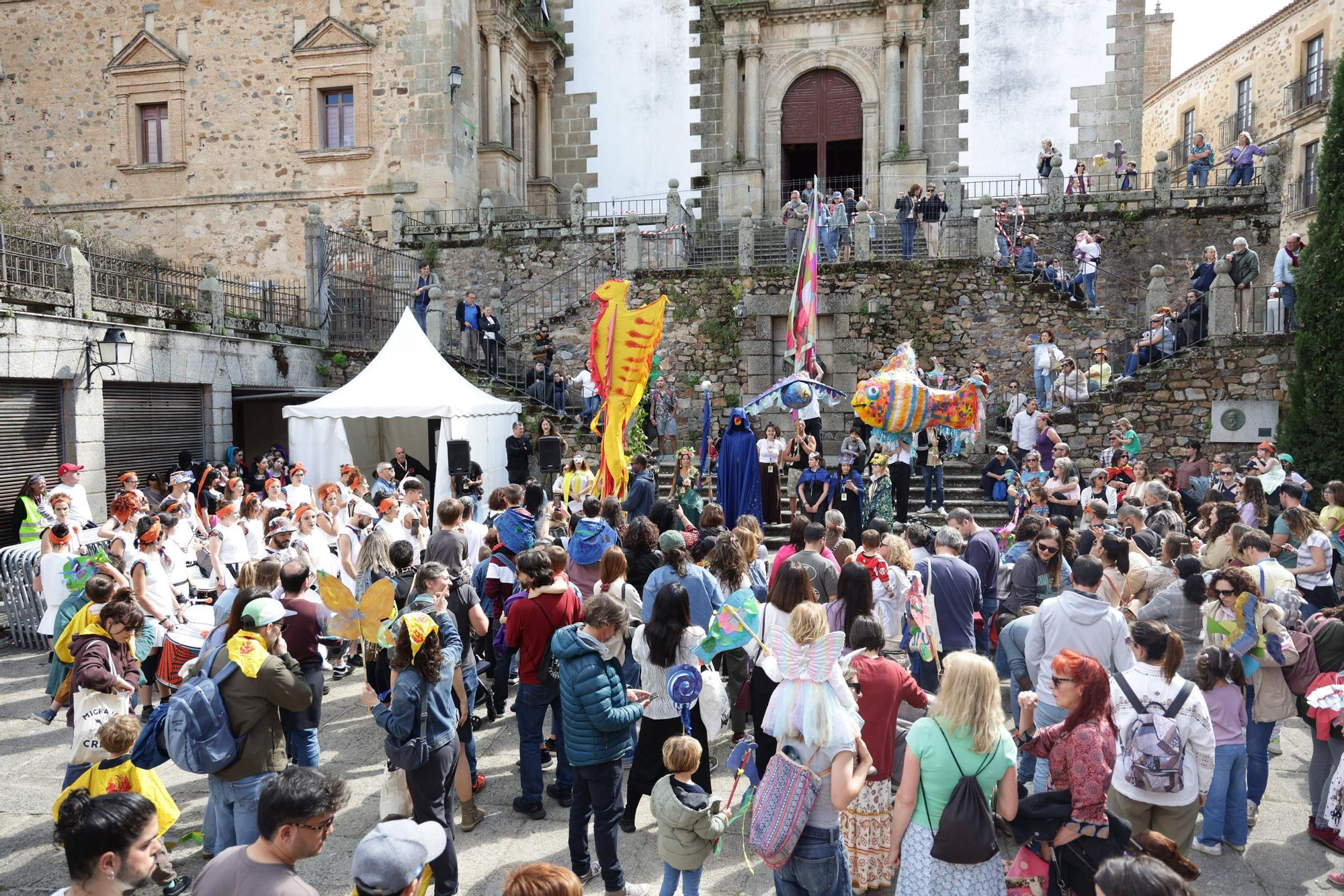 Las imágenes de este domingo de Womad en Cáceres: el pasacalles pone el broche final