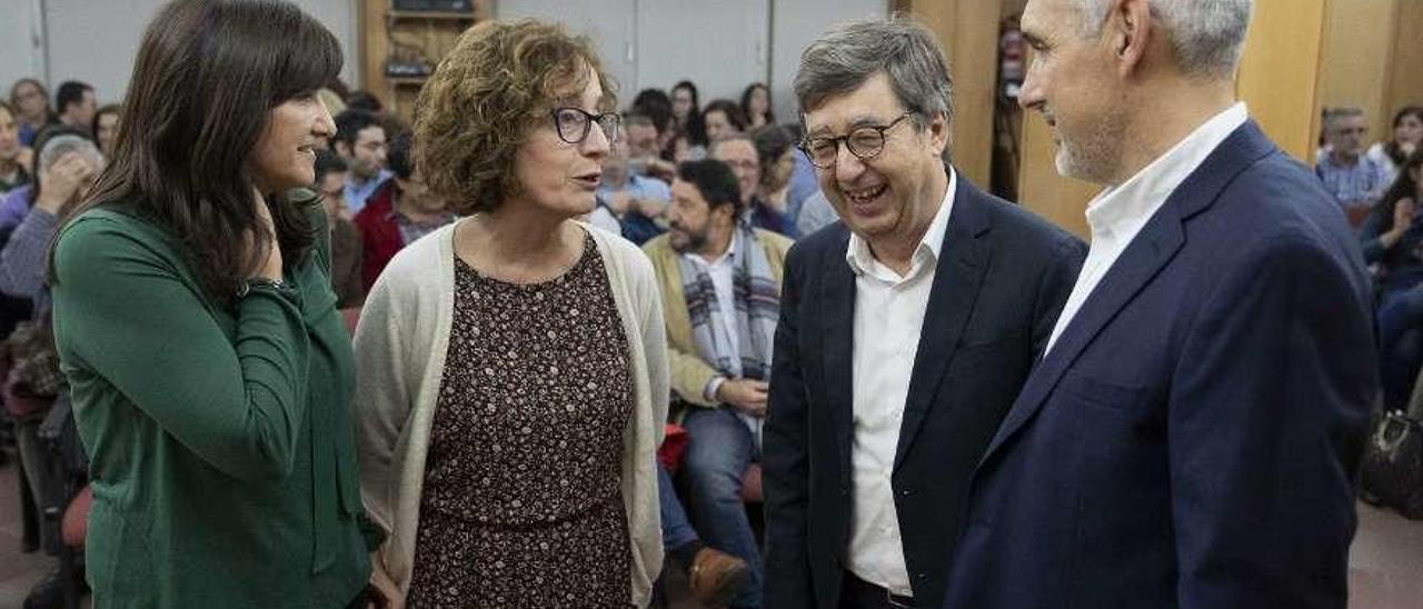 Trinidad Gamarra, Susana Aldecoa, José Luis Jiménez y Carlos Menéndez, ayer en el Colegio Médico, en el acto de apoyo a los jefes de Primaria que dimitieron en Vigo.  // Enzo Sarmiento