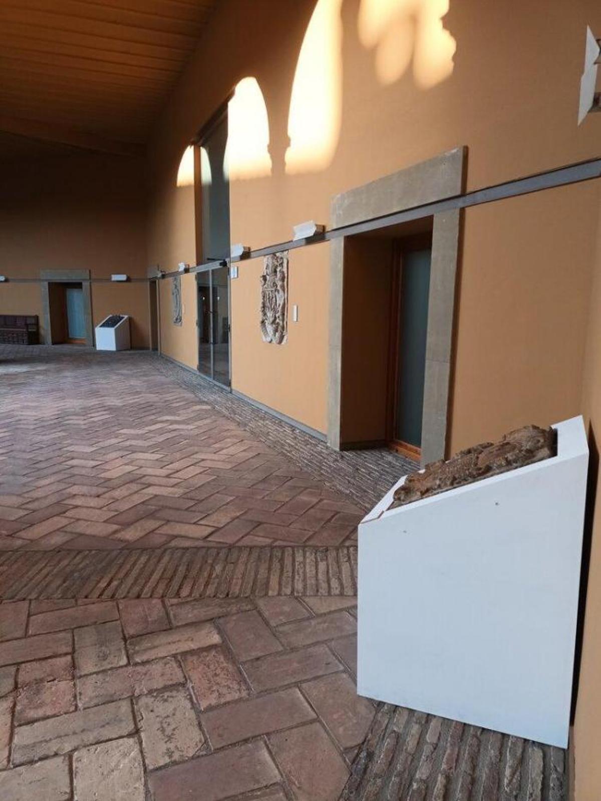 Los escudos se exhiben en el patio interior del Museo de Huesca.