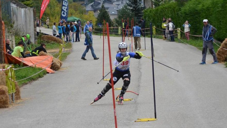 María Cristina González, en pleno slalom en Vielha.