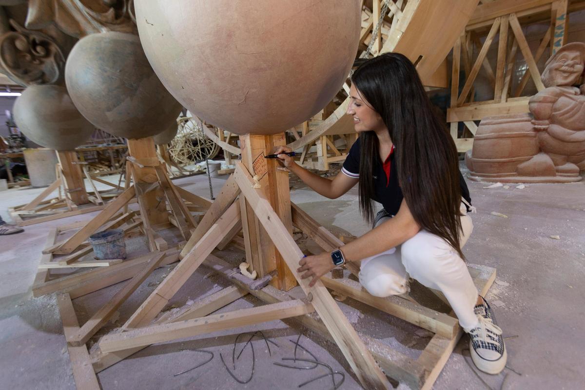 La Bellea del Foc firma en una de las figuras que componen la Hoguera Oficial.