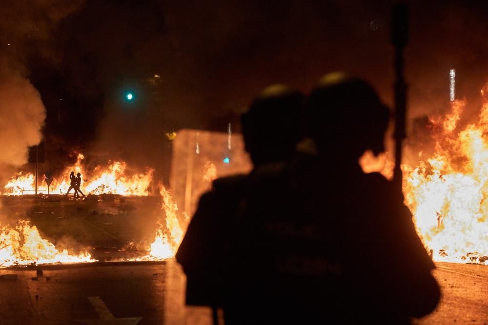 Manifestants violents cremen barricades al centre de Girona