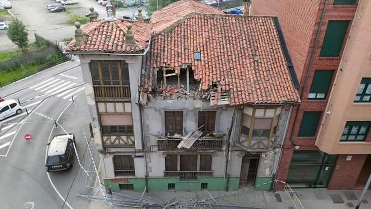 Estadó del chalé de los Antuña tras el desplome de parte de la fachada.