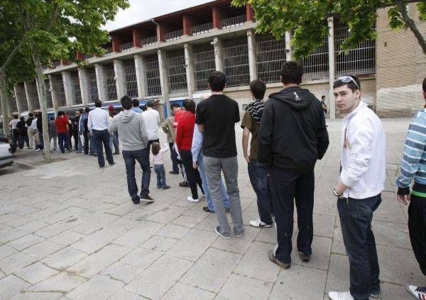 Largas filas para hacerse con una localidad para este sábado